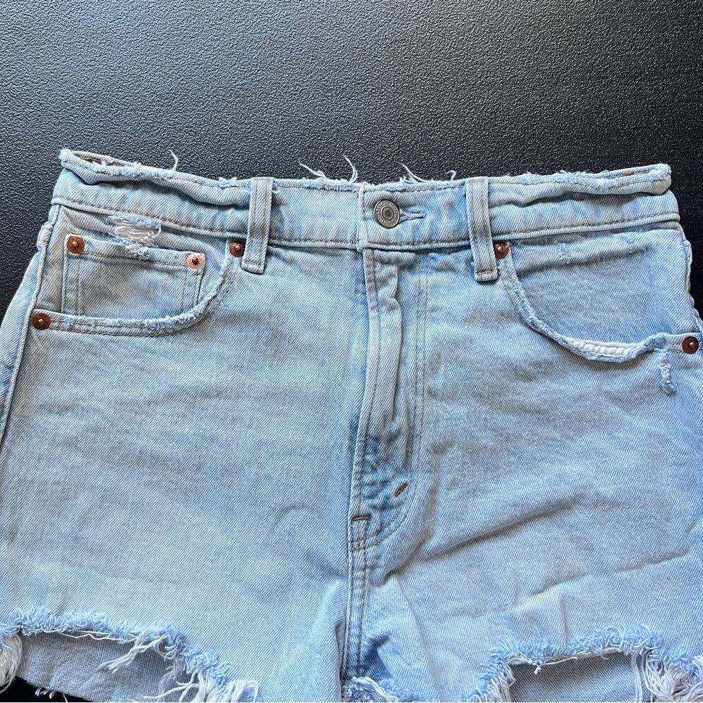 Abercrombie & Fitch The Mom Short High Rise Light Wash Denim Shorts Size 26 - Picture 3 of 8